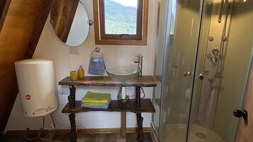 SĂšche-cheveux, serviettes fournies, savon, papier toilette