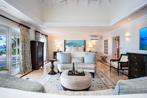 TV, DVD-spiller, bøker og stereoanlegg