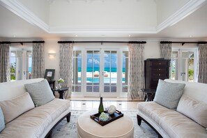 TV, DVD-spiller, bøker og stereoanlegg