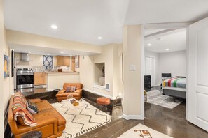 3 habitaciones, escritorio y tabla de planchar con plancha 