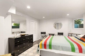 3 bedrooms, desk, iron/ironing board, travel crib - Spacious 3 Bedroom Apt Central Eastside Portland! (Portland)