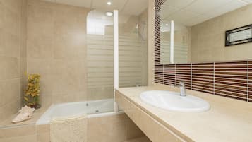 Een douche, een haardroger, een bidet, handdoeken