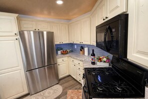 Fridge, microwave, oven, stovetop - Walk to shops | Garage | Great Location (Park City)