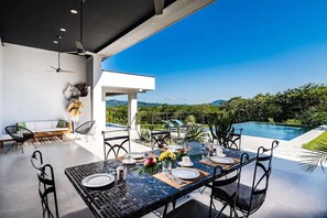 Outdoor dining - Chic Valley Villa with Private Pool and Scenic Jungle Views – Minutes from the Beach (Tamarindo)
