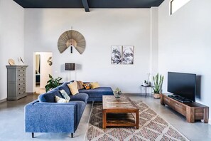 TV - Chic Valley Villa with Private Pool and Scenic Jungle Views – Minutes from the Beach (Tamarindo)