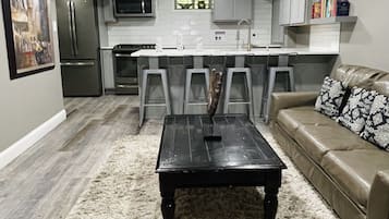 Een smart-tv en een stereo