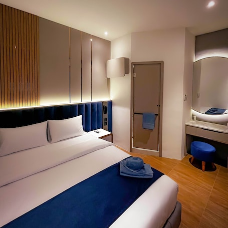 Deluxe Double Room, 1 Double Bed. Qube Hotel by 98hospitality