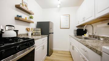 Coffee/tea maker, fridge, microwave, oven