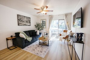 Smart TV - PrimeLocation: 1/1Condo Steps from UF/Shands/VA w/CozyKingBed #ConvenientComfort (Gainesville)