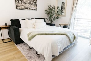 1 bedroom, iron/ironing board, free WiFi, bed sheets - PrimeLocation: 1/1Condo Steps from UF/Shands/VA w/CozyKingBed #ConvenientComfort (Gainesville)