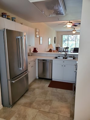 Refrigerador, microondas, horno, placa de cocina