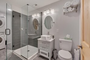 シャワー、タオル、石鹸、トイレットペーパー
