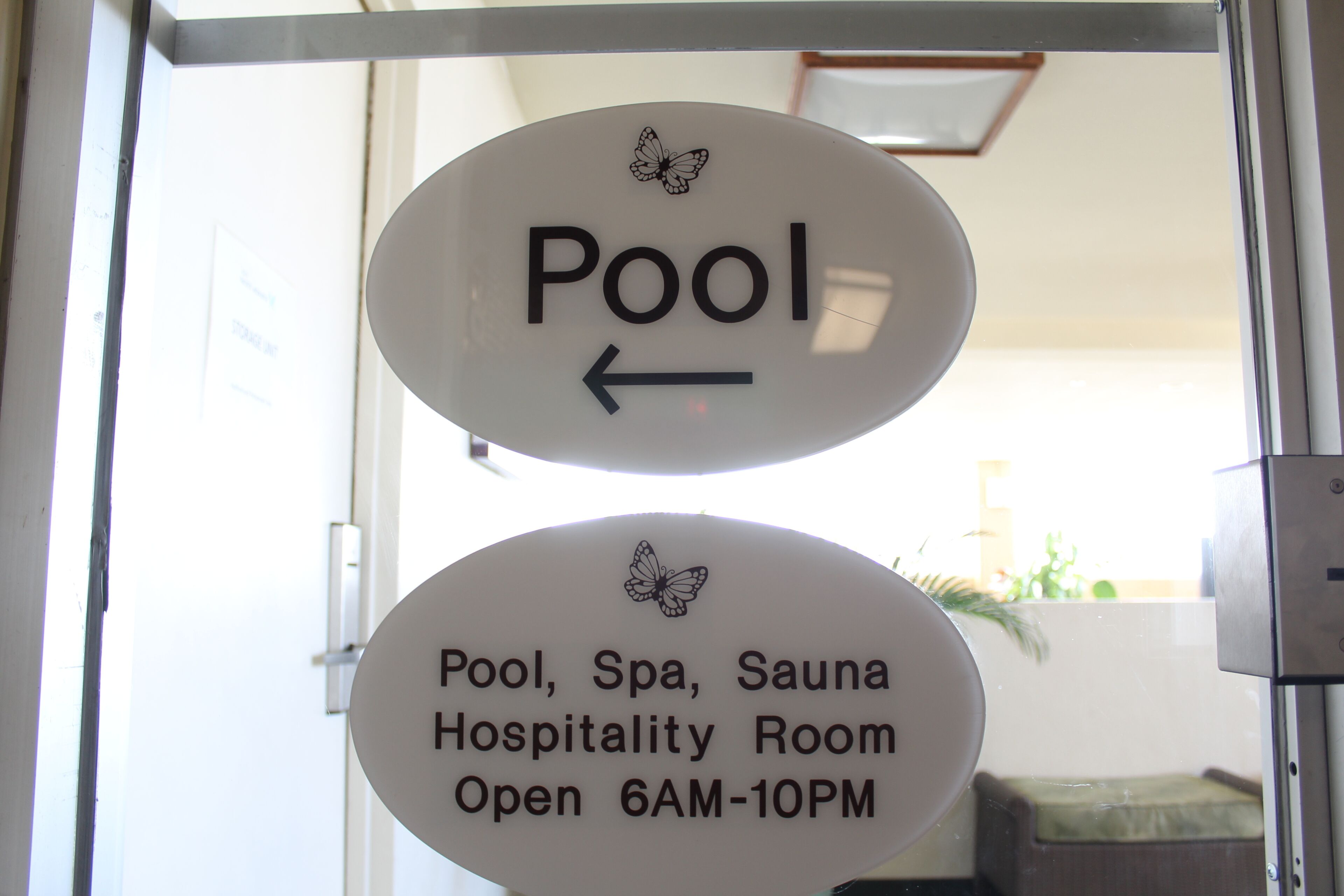 Un panneau indiquant l’emplacement de la piscine et précisant si un espace de relaxation et un sauna sont disponibles.