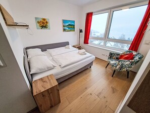 2 bedrooms, desk, WiFi