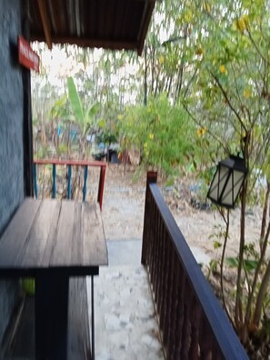 Kamar Basic, 1 kamar tidur, kamar mandi pribadi, area taman | Didekorasi berbeda-beda, meja kerja, dan tirai kedap cahaya