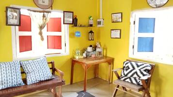 Habitación familiar | Decoración personalizada, escritorio, cortinas blackout y ropa de cama