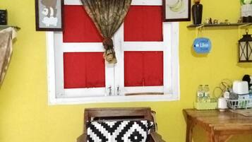 Chambre Familiale | Décoration personnalisée, bureau, rideaux occultants, draps fournis