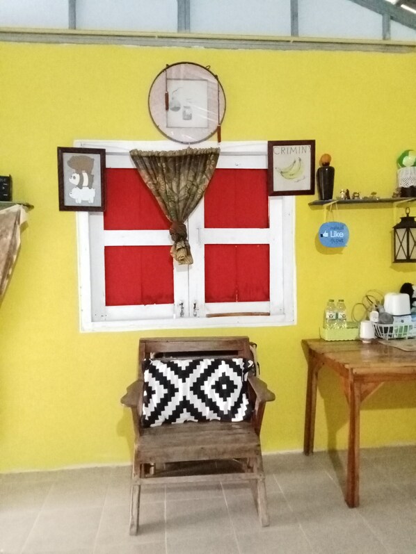 Kamar Keluarga | Didekorasi berbeda-beda, meja kerja, dan tirai kedap cahaya