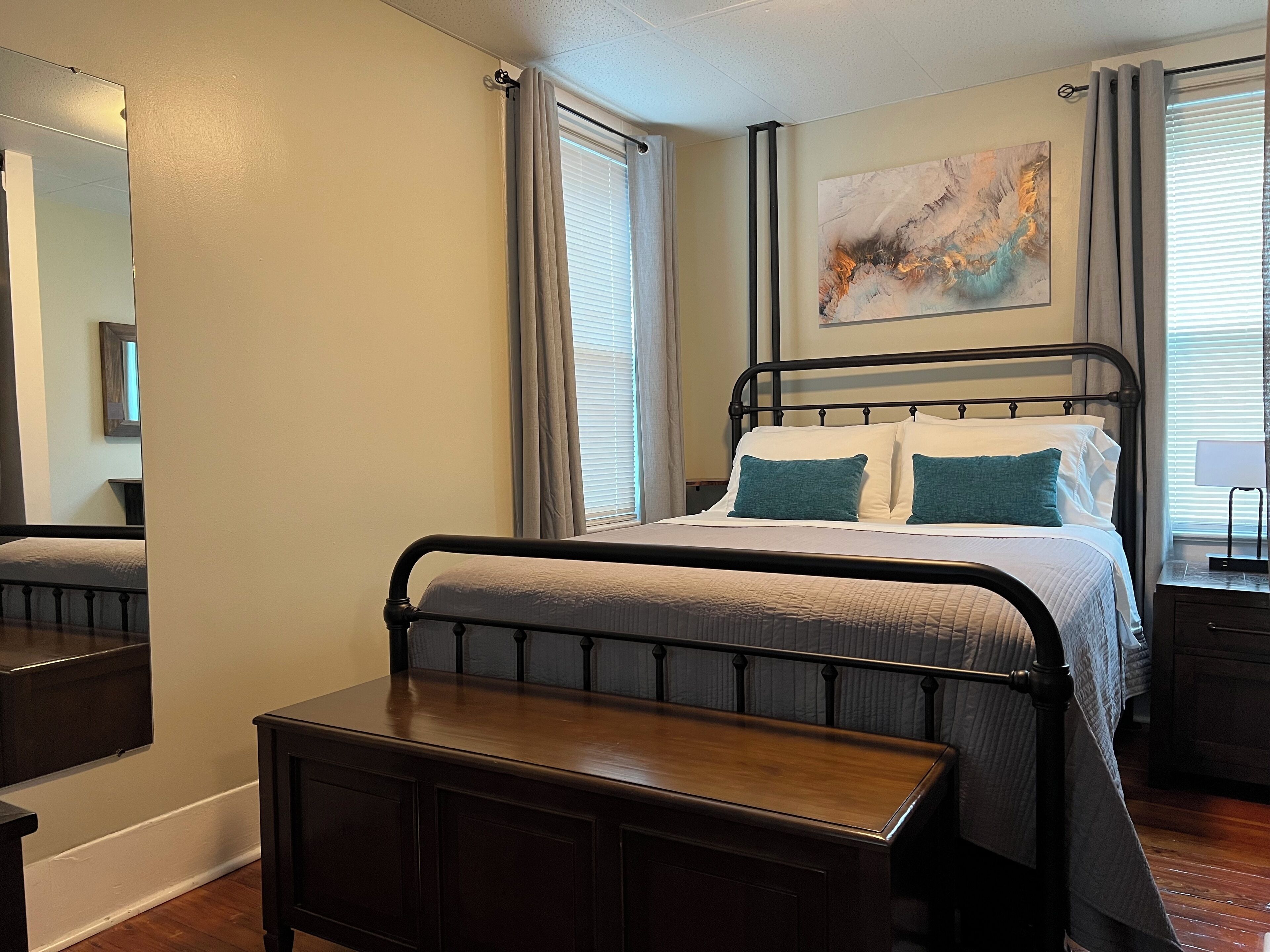 Stylish Studio, Hertel Ave. Restaurants Near