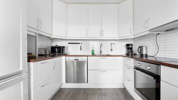 Kjøleskap, mikrobølgeovn, ovn og kokeplater