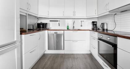 Lovely 4 bedroom house with the view of aurora