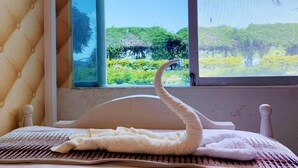 Hypo-allergenic bedding, in-room safe, blackout curtains - Crystal Palace Hotel (Port Vila)