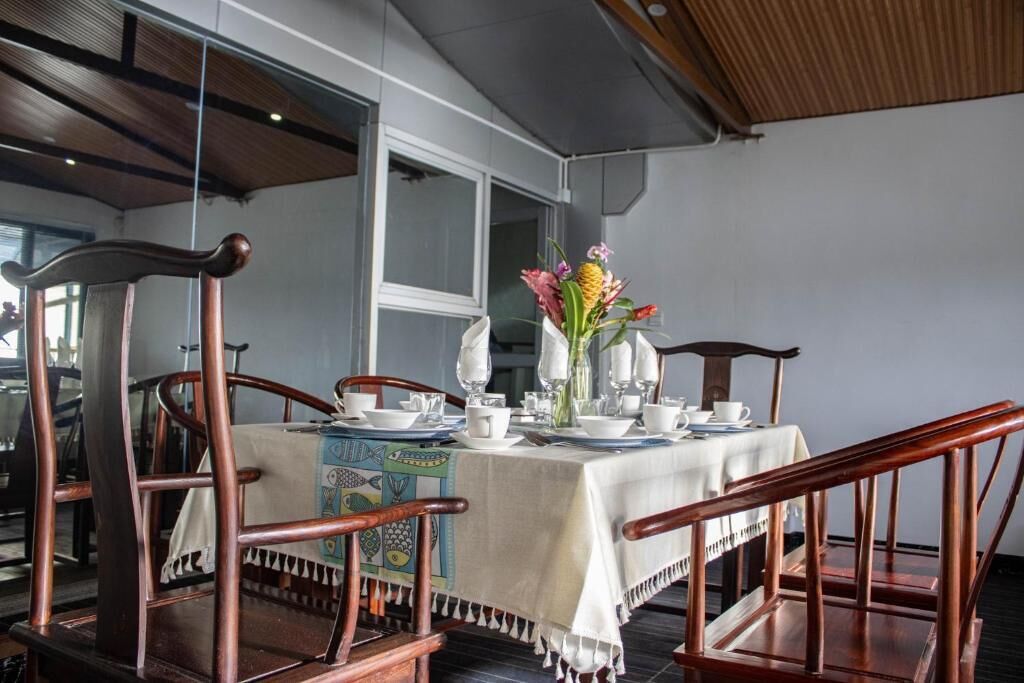 family room | dining room