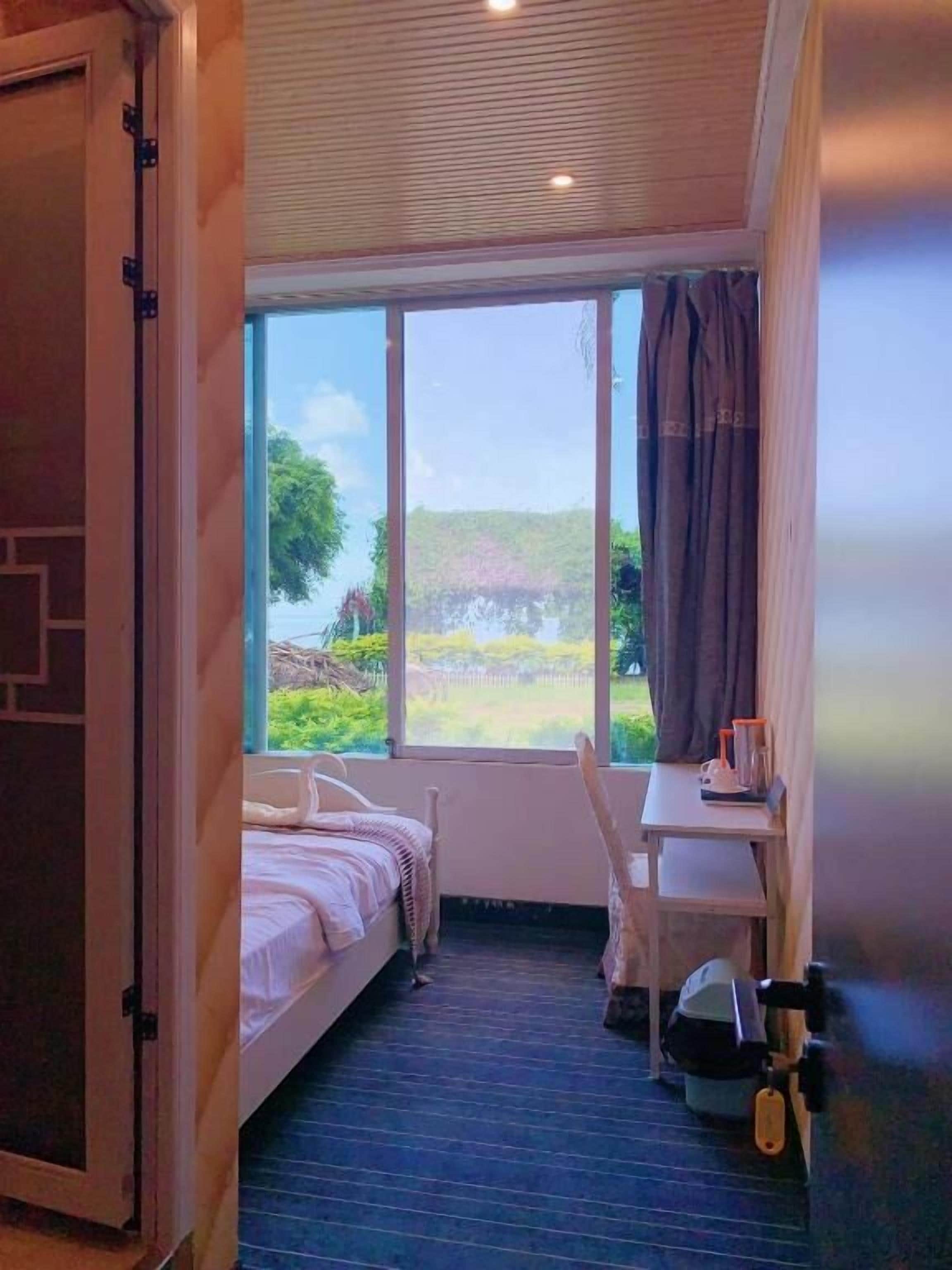 basic room | hypo-allergenic bedding, in-room safe, blackout curtains