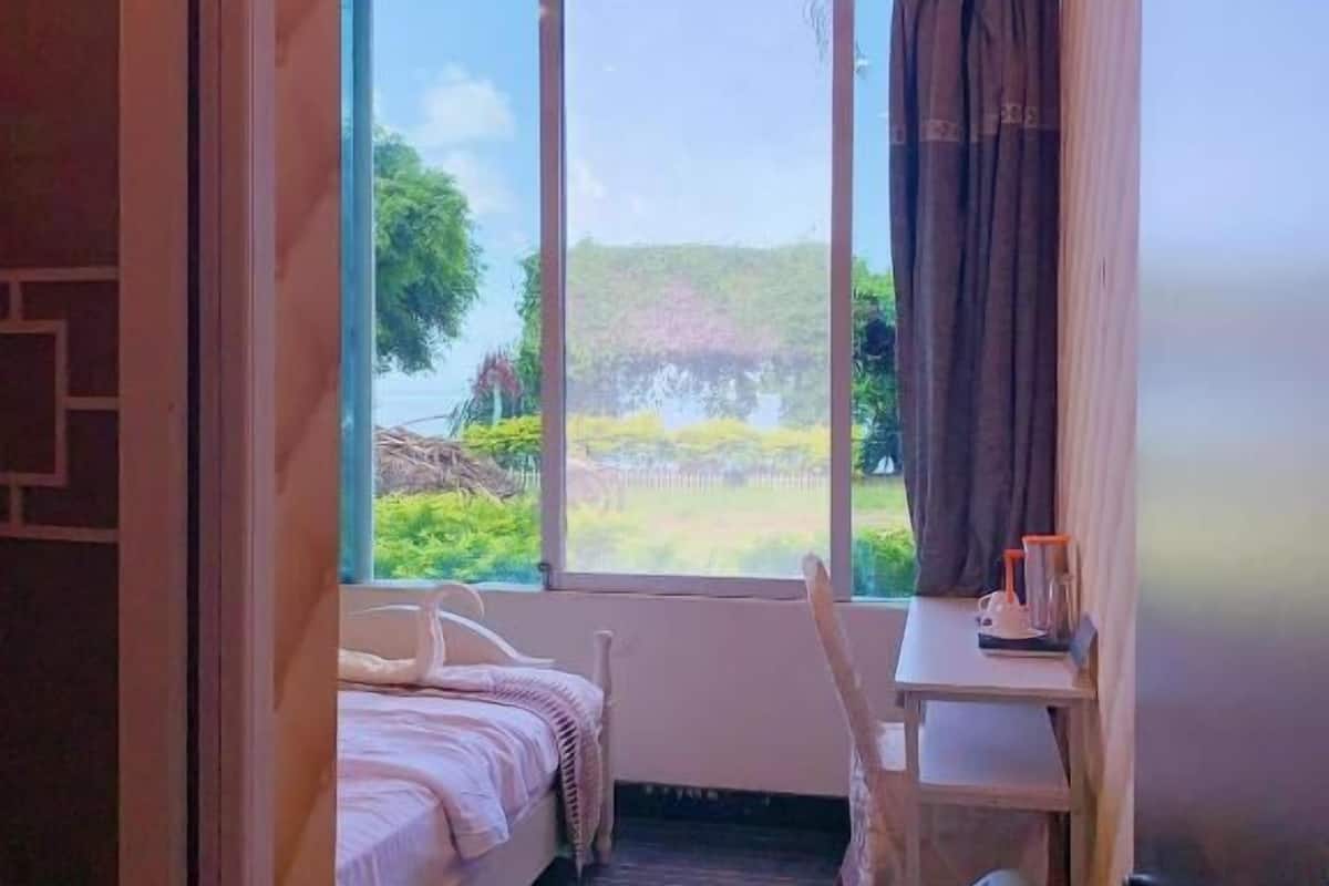 basic room | hypo-allergenic bedding, in-room safe, blackout curtains