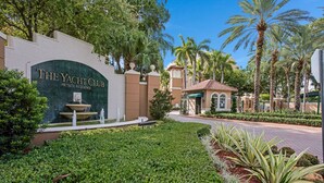 Residencia privada del Club Náutico, con una fuente, palmeras y un jardín bien cuidado.