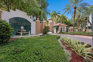 Property grounds - Fully Renovated Condo with and Extraordinary view! (Aventura)