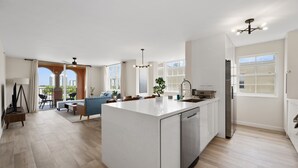 Una cocina amplia con una isla central, ventanas grandes y vistas a la ciudad.