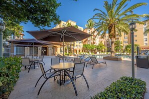 Outdoor dining - Fully Renovated Condo with and Extraordinary view! (Aventura)