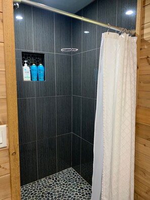 Shower, towels, soap, shampoo -  A cozy, modern cottage has all the amenities and privacy a hotel cannot offer. (Lake Geneva)