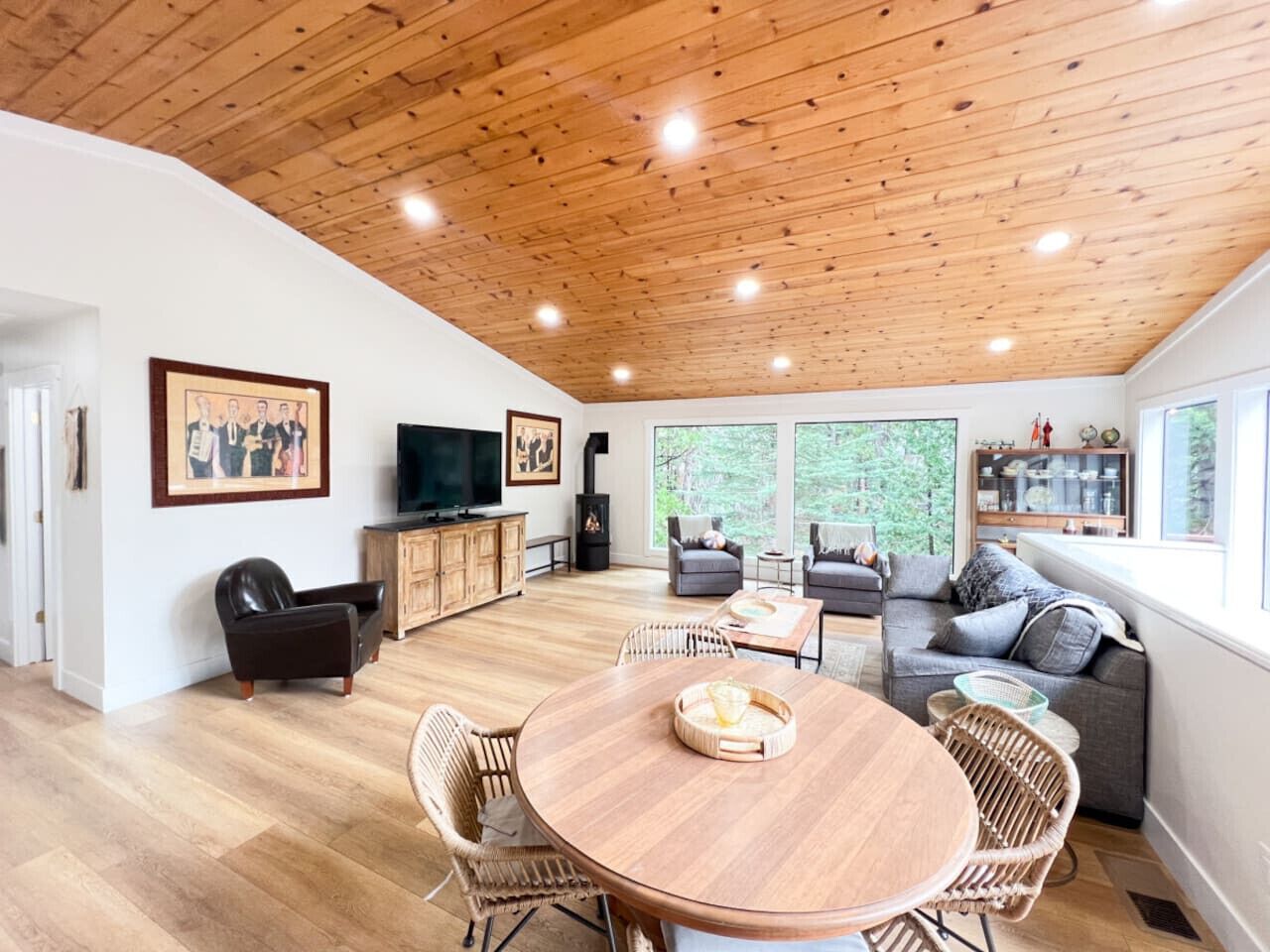 Una Smart TV, una chimenea