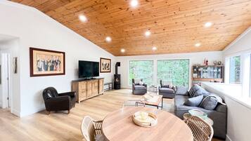 Una Smart TV, una chimenea