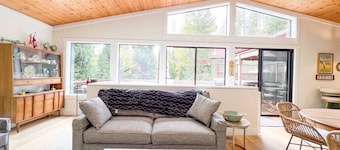 Modern Mtn Retreat ~ Hot Tub, Game Room, Pet-friendly, Large Deck w/ Beautiful Views | EV & AC
