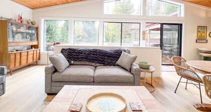 Modern Mtn Retreat ~ Hot Tub, Game Room, Pet-friendly, Large Deck w/ Beautiful Views | EV & AC