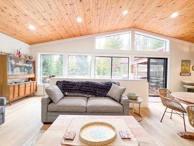 Modern Mtn Retreat ~ Hot Tub, Game Room, Pet-friendly, Large Deck w/ Beautiful Views | EV & AC