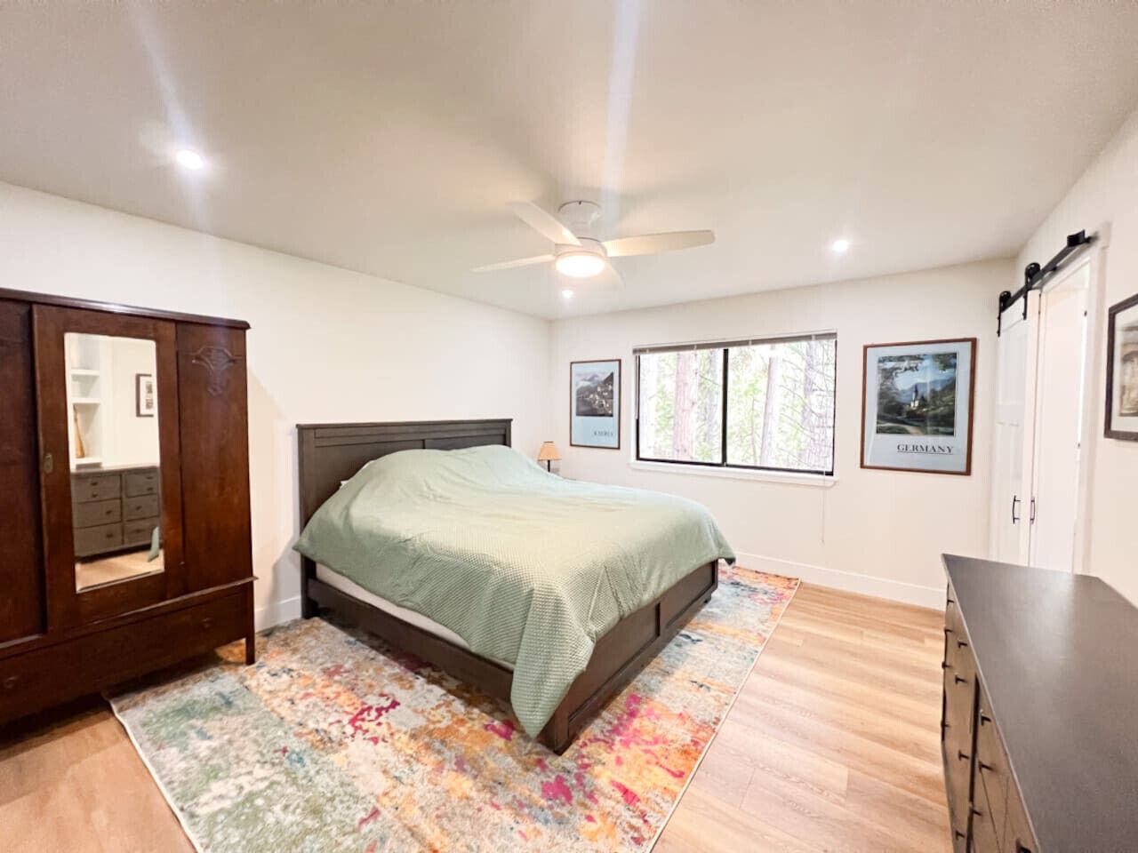 3 slaapkamers, een strijkplank/strijkijzer, wifi, beddengoed