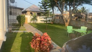 Outdoor dining - Charming 1-Bed Apartment in Accra (Accra  Weija)