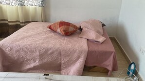1 غرفة نوم ومكواة/لوح كي وواي فاي وملاءات أسرّة