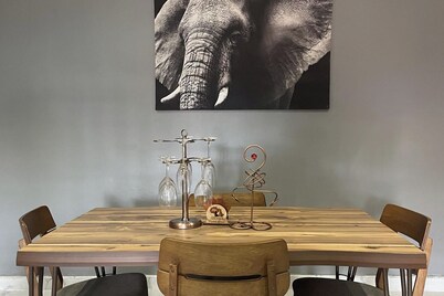 1 Bedroom House Sleeps 2 - Free Parking - WiFi