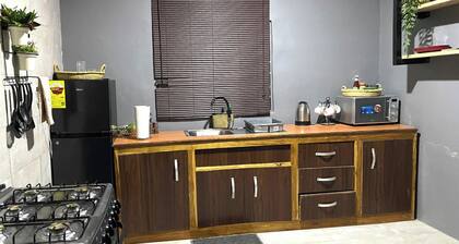 1 Bedroom House Sleeps 2 - Free Parking - WiFi