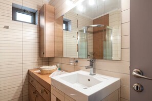 Shower, hair dryer, towels