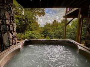 Outdoor spa tub - Howland House | A Mid-century Modern Gem with Fireplace, Hot Tub, Pet-friendly (Asheville)