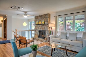 TV, fireplace - Howland House |  A Mid-century Modern Gem with Fireplace, Hot Tub, Pet-friendly (Asheville)