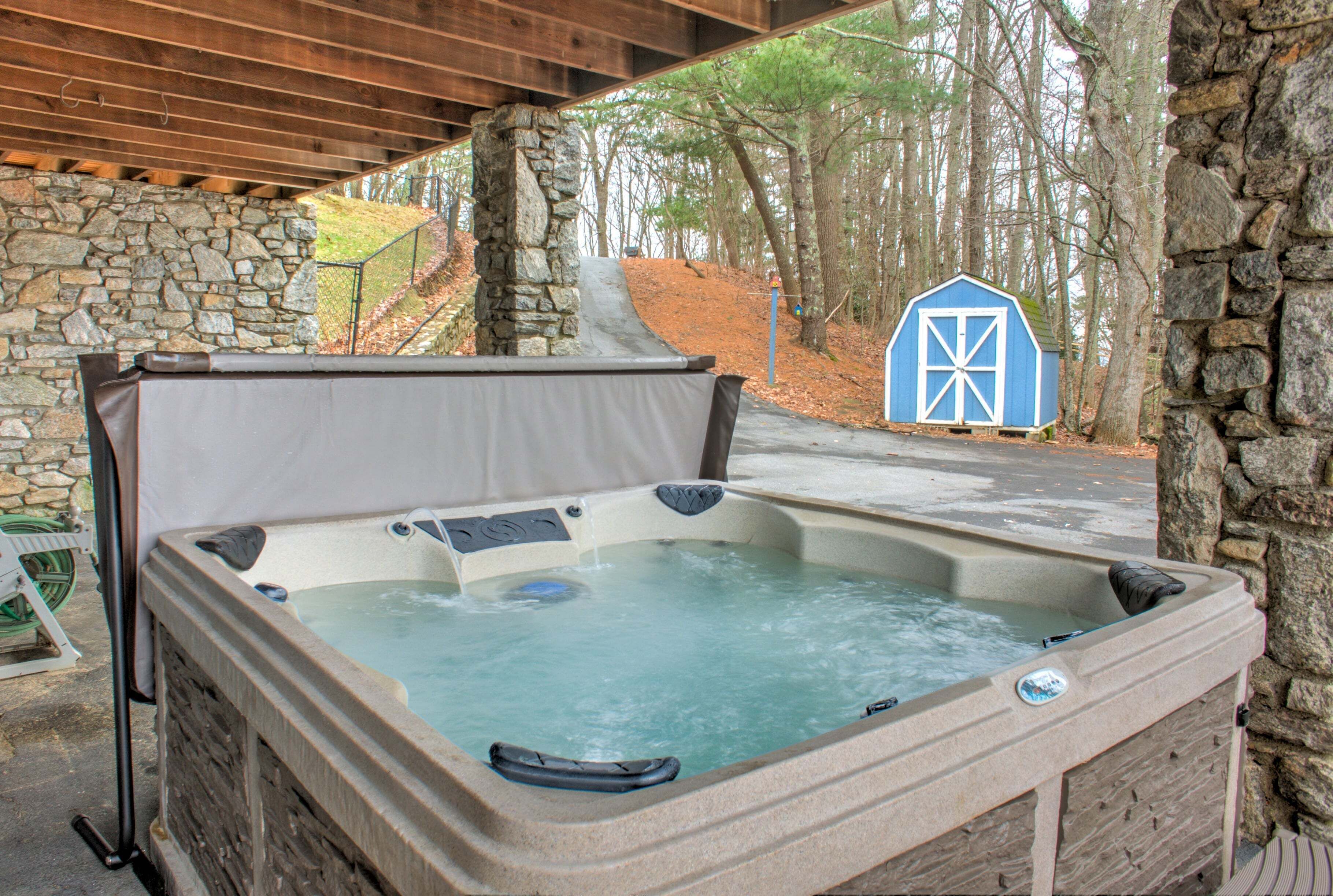 Outdoor spa tub
