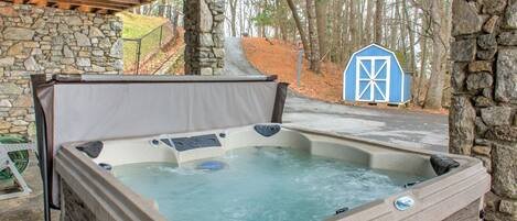 Outdoor spa tub