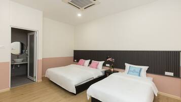 Habitación triple familiar | Ropa de cama de alta calidad, wifi gratis y ropa de cama